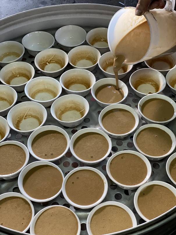 一大籠的黑糖糕，倒入材料準備開始上窯。