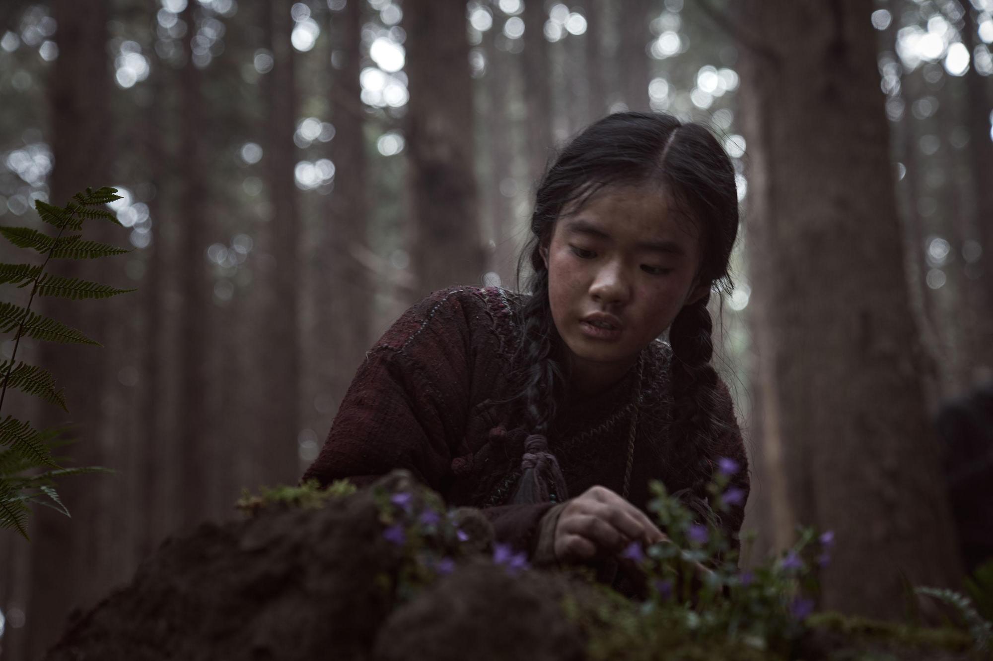 金是兒飾演小雅信,發現生死草的祕密。(Netflix提供)