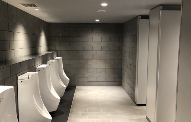 香港某公司設有「老闆專用」廁所隔間，讓員工十分不滿，反而在下班後積極使用該隔間。（示意圖，photoAC）