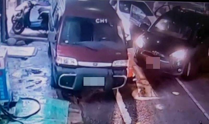 陳姓男子昨晚率眾當街攔車、砸車，並把曾姓少年從後方白色車輛拖下來，強行押走。（翻攝畫面）