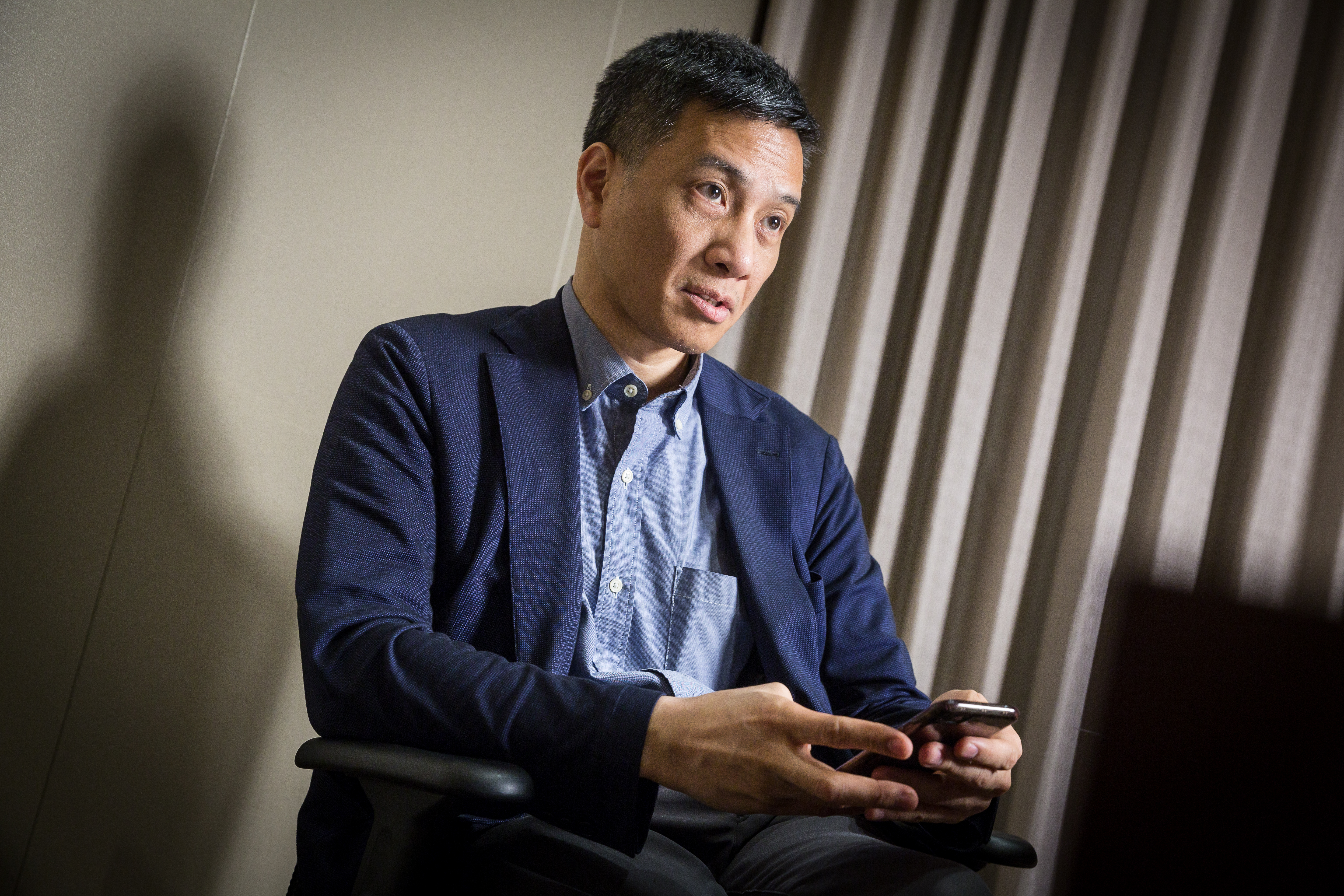 黃育仁（圖）臨時召開記者會，首度談起已經失智的母親林和惠。（本刊資料照）