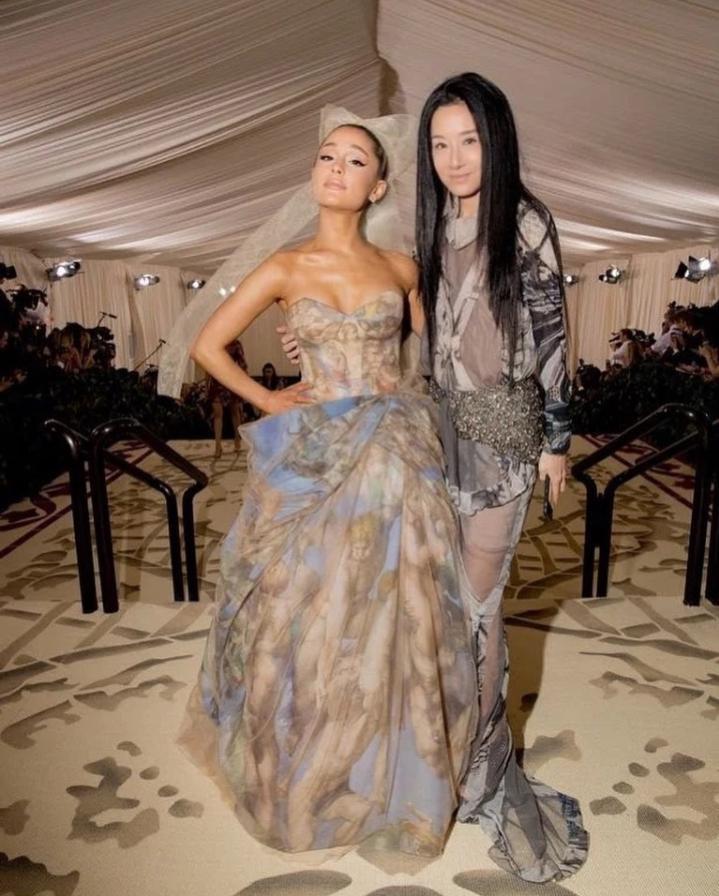 王薇薇至今仍活躍於時尚圈中,左為西洋小天后亞利安娜。(翻攝自verawang Instagram)