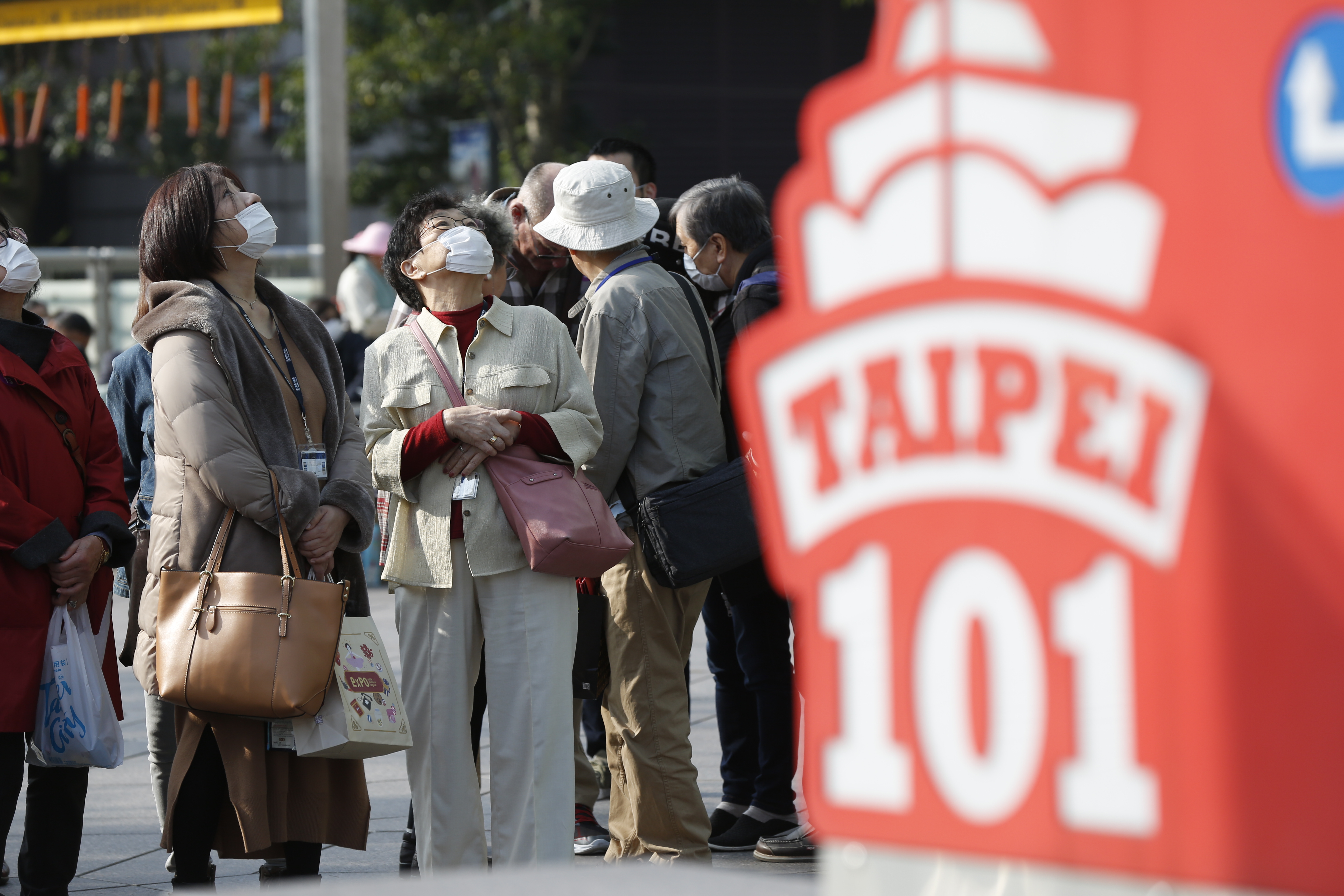 指揮中心宣布將開放9人以下成團出遊，但有業者認為這樣幫助不大。（本刊資料照）