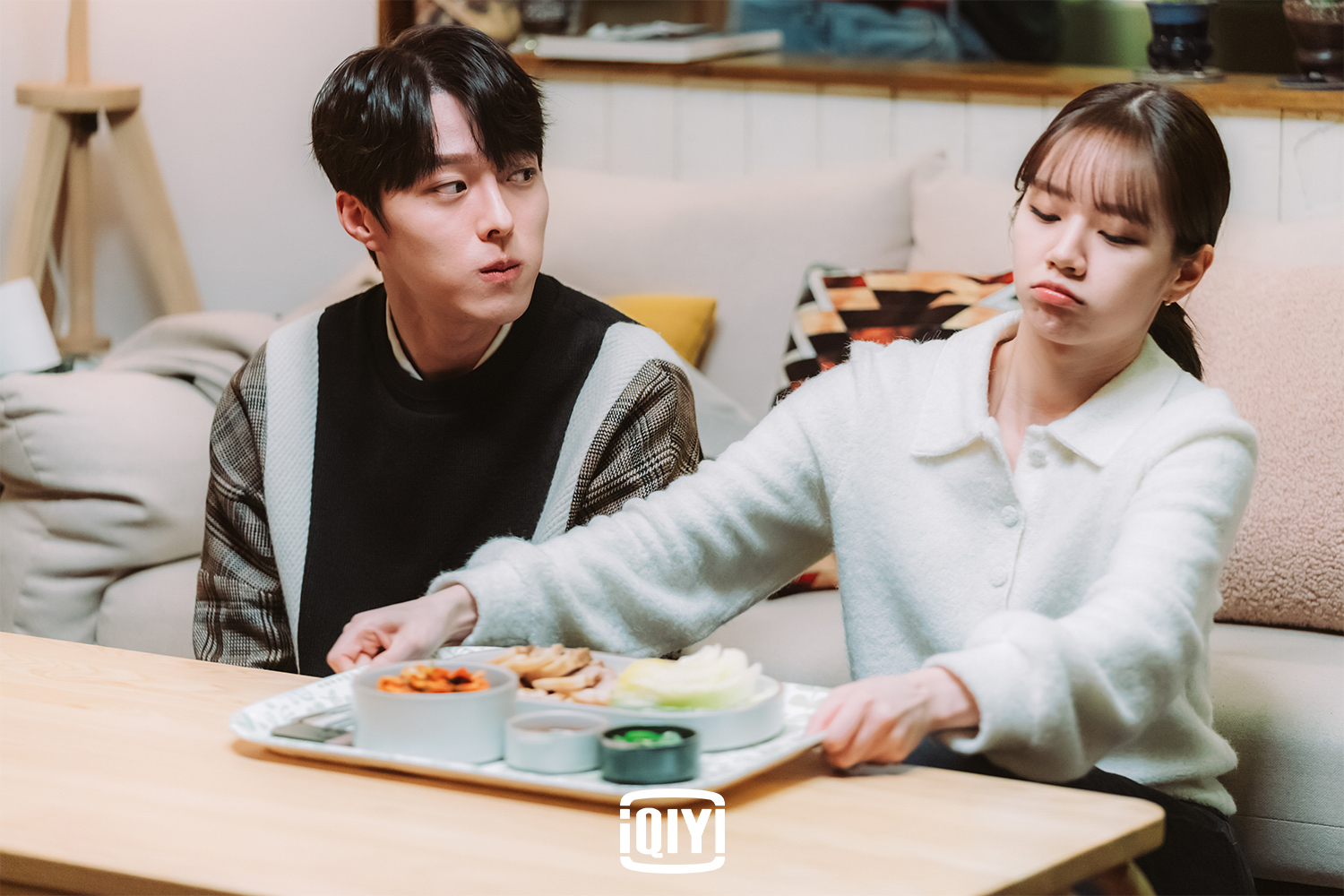 張基龍（左）與惠利主演的《我的室友是九尾狐》是愛奇藝國際站首部原創韓劇，上架後在世界各地都開出不錯的成績。（愛奇藝國際站提供）