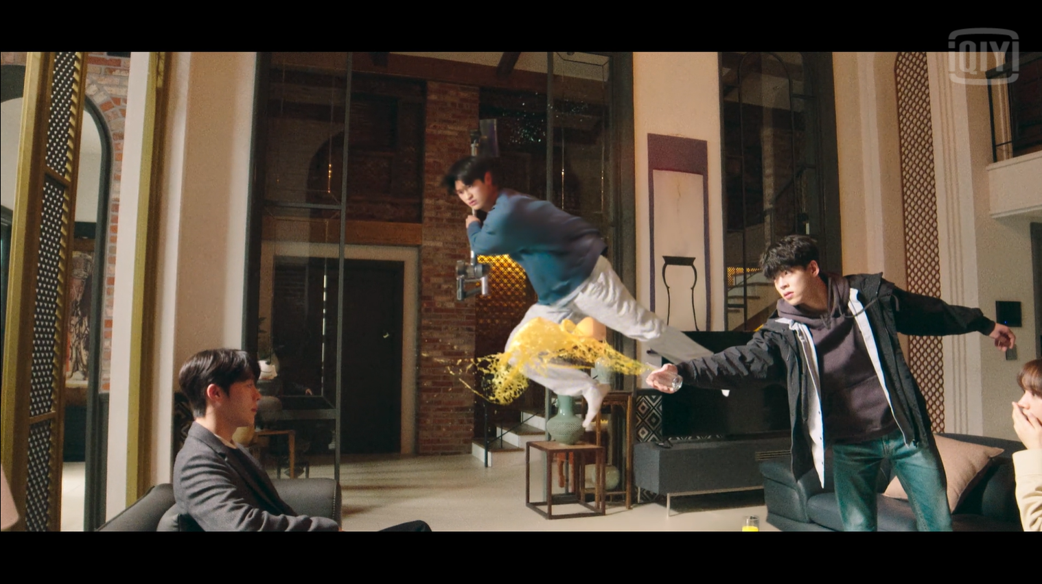 《我的室友是九尾狐》中張基龍（左）使用道術讓崔宇成（右）和金度完，順便消除他倆的記憶。（翻攝自愛奇藝國際站畫面）