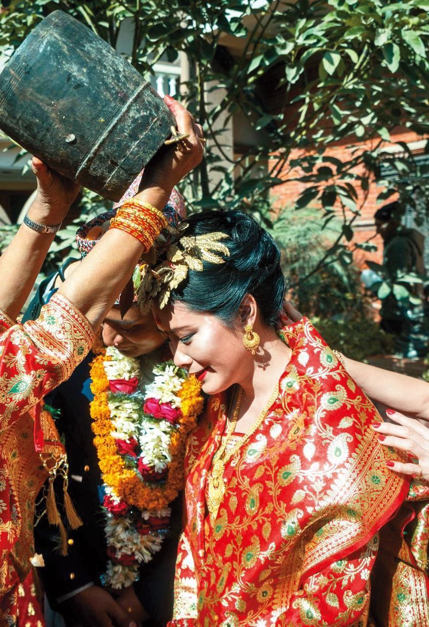 2018年,Hana(左)和先生在家人祝福下,在加德滿都舉辦婚禮。(Hana提供)