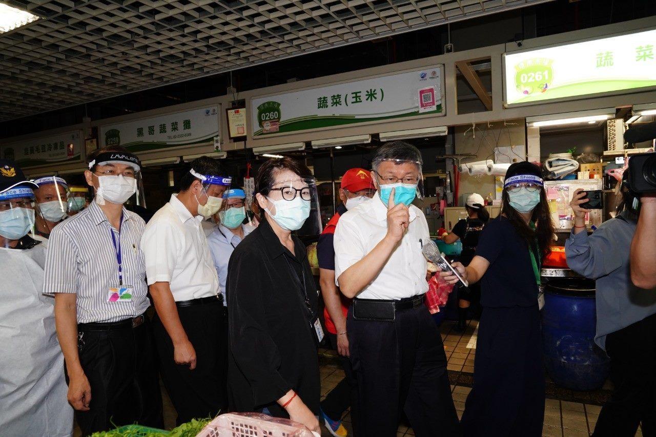 環南市場第二波大規模PCR篩檢再揪出3人陽性;圖為柯文哲視察環南市場復業情況。(台北市府提供)