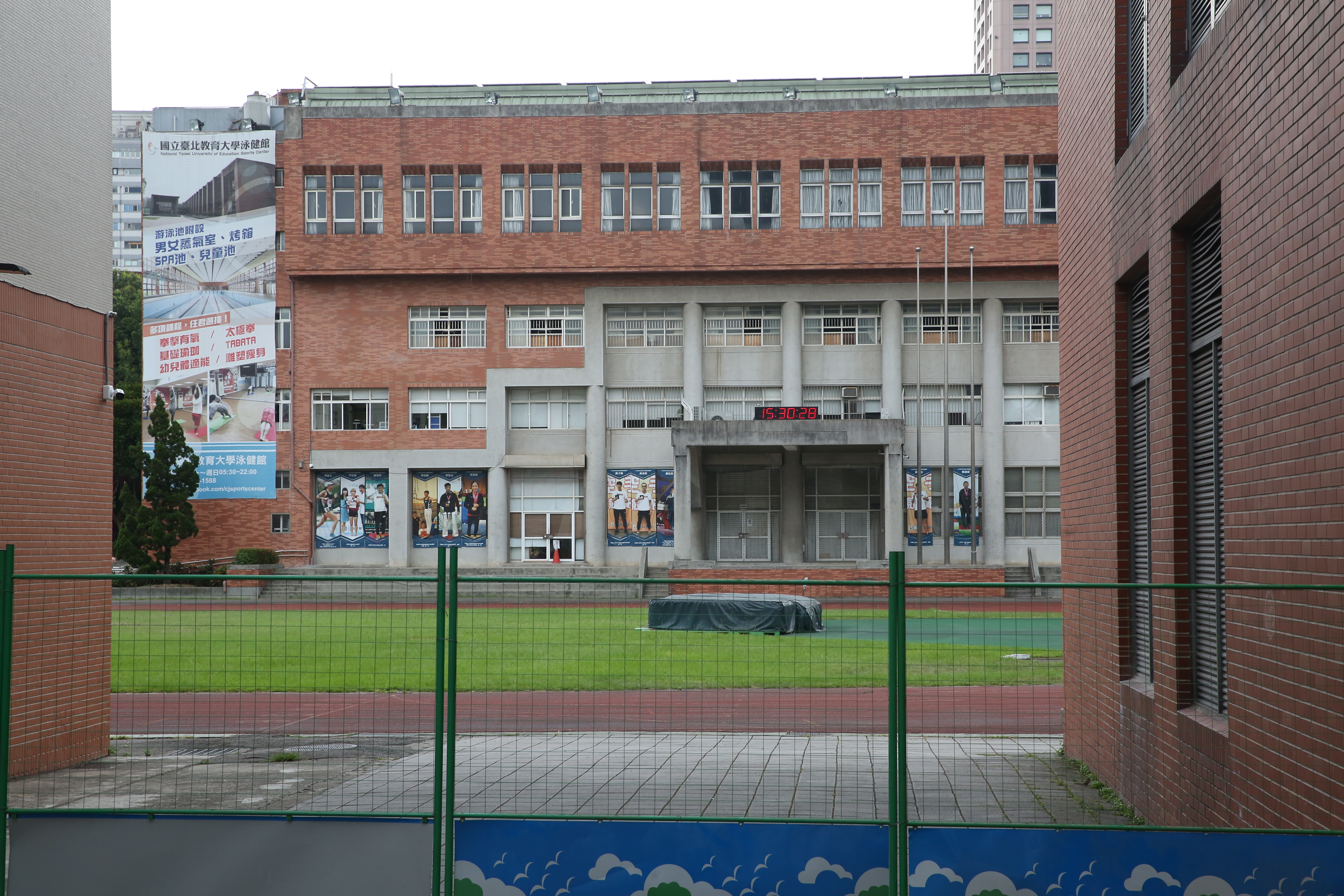 補習班、幼兒園、兒童課照中心與各級學校仍維持停課引發家長不滿。（示意圖，本刊資料照）