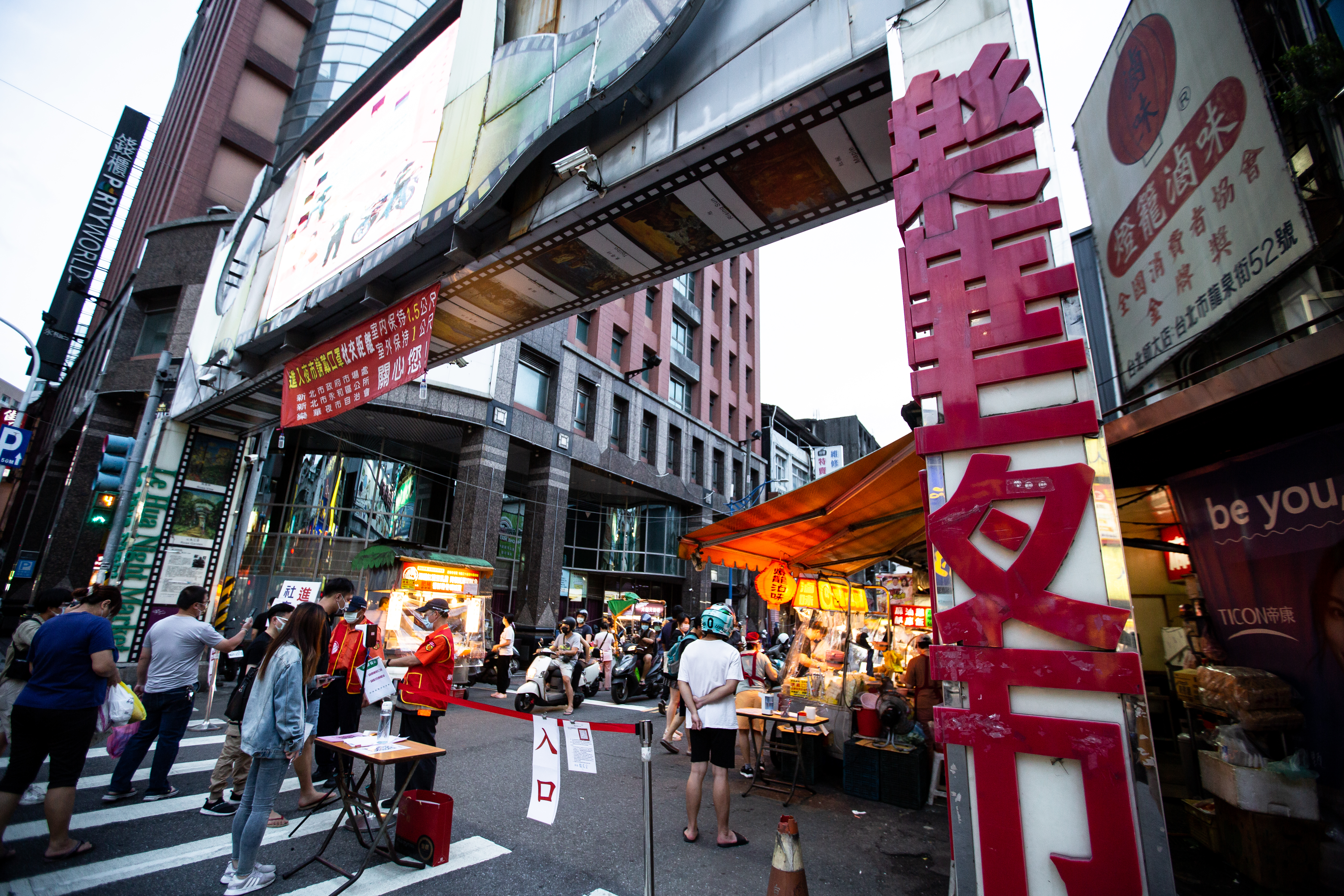 中央公布微解封指引，目前有5縣市宣布有條件禁止內用。（本刊資料照）