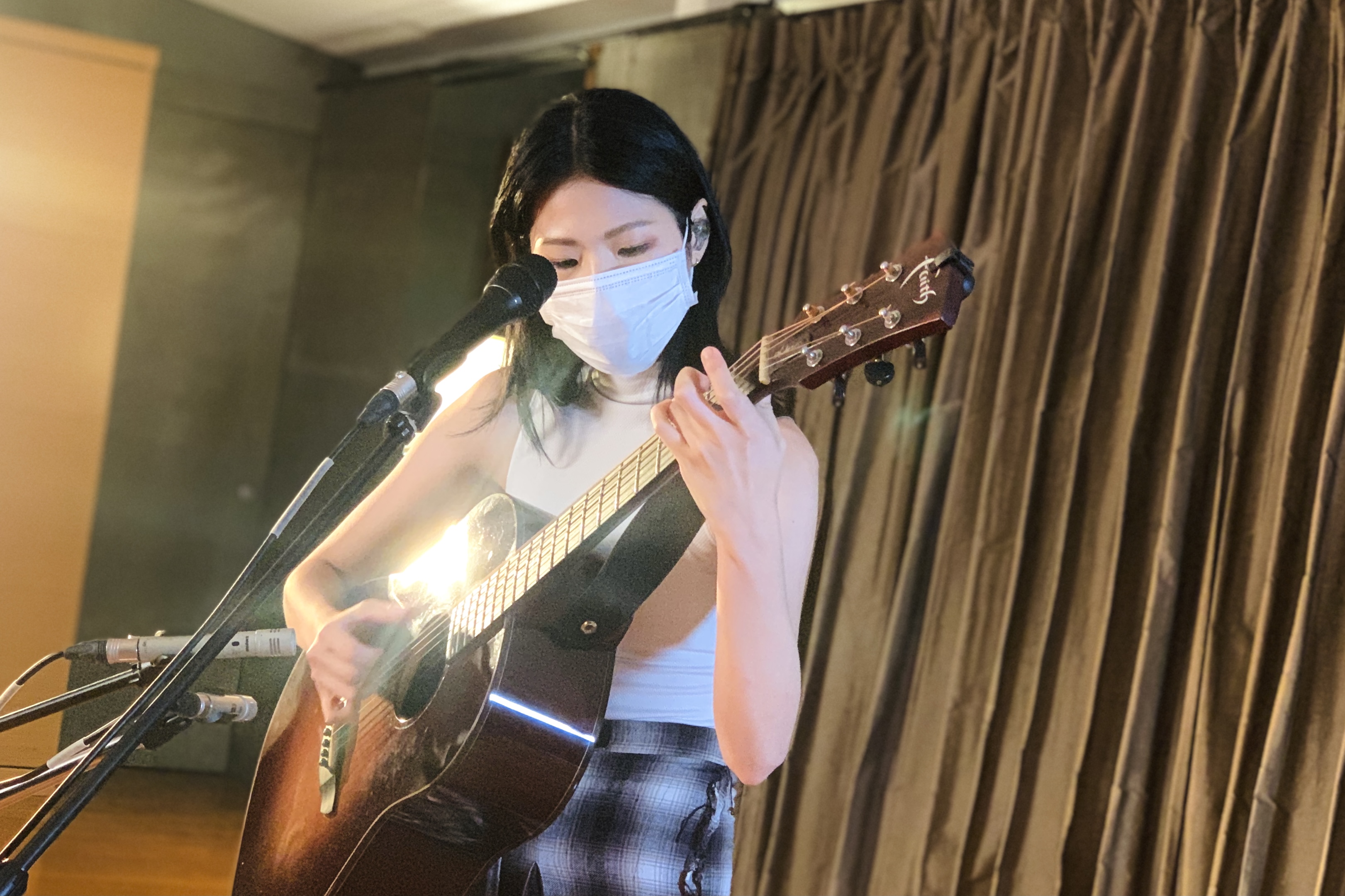 多次入圍金曲獎與金音獎的柯泯薰用音樂為大家加油打氣。（文化總會提供）