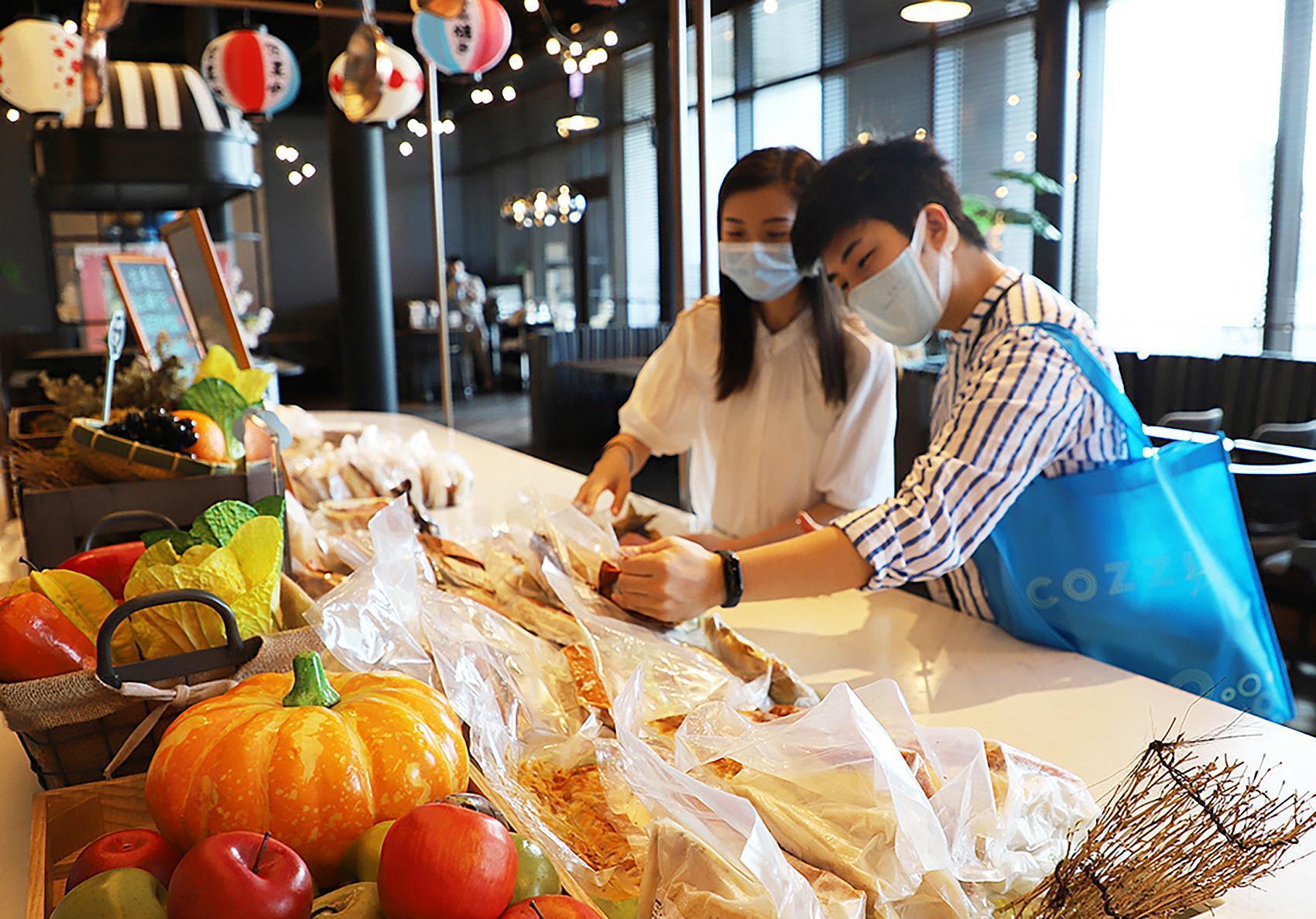 COZZI Blu和逸飯店桃園館從即日起至7月31日的每週末，將「逸．市集」變身為「逸．市場」，銷售多款外帶餐盒、生鮮蔬果、冷凍商品，還提供代客料理服務。（COZZI Blu和逸飯店提供）
