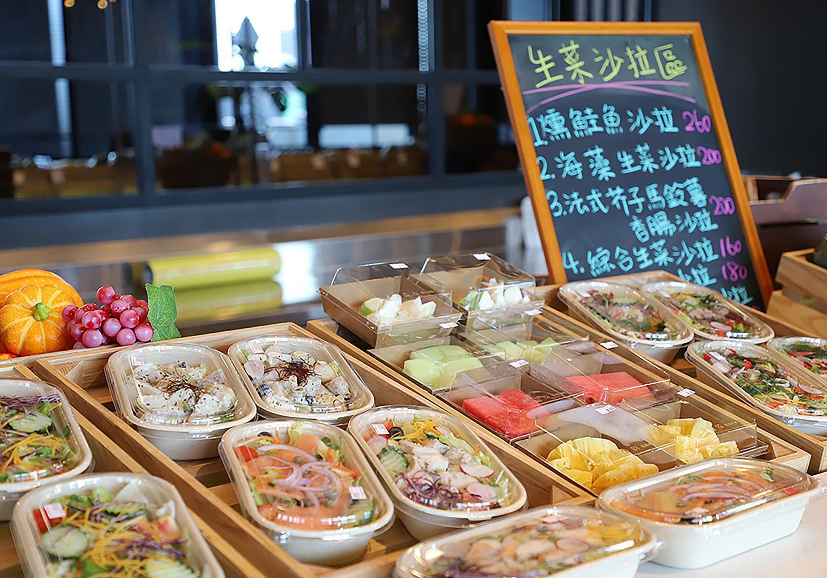 現場除了冷凍商品與熟食，還能挑選到新鮮蔬果與沙拉餐盒，折扣後均價220元。（COZZI Blu和逸飯店提供）