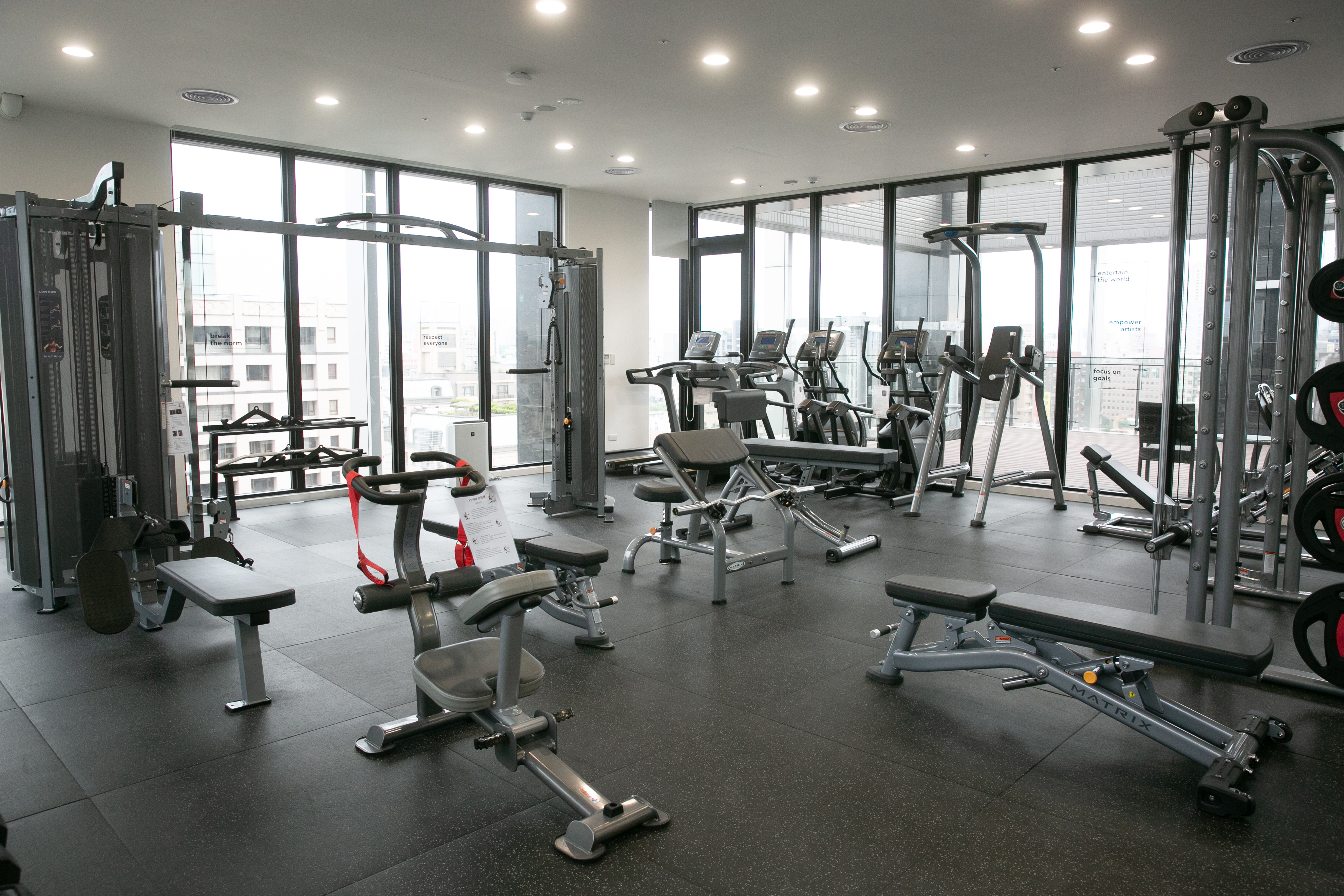 指揮中心昨日宣布下週二微解封，其中開放健身讓醫師洪永祥很不解。（本刊資料照）