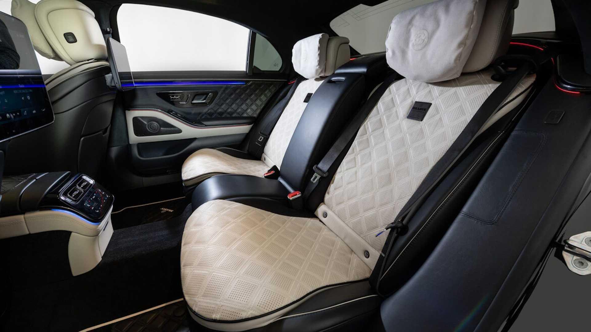後座總裁獨立雙座椅及車室內採用BRABUS精細皮革設計。