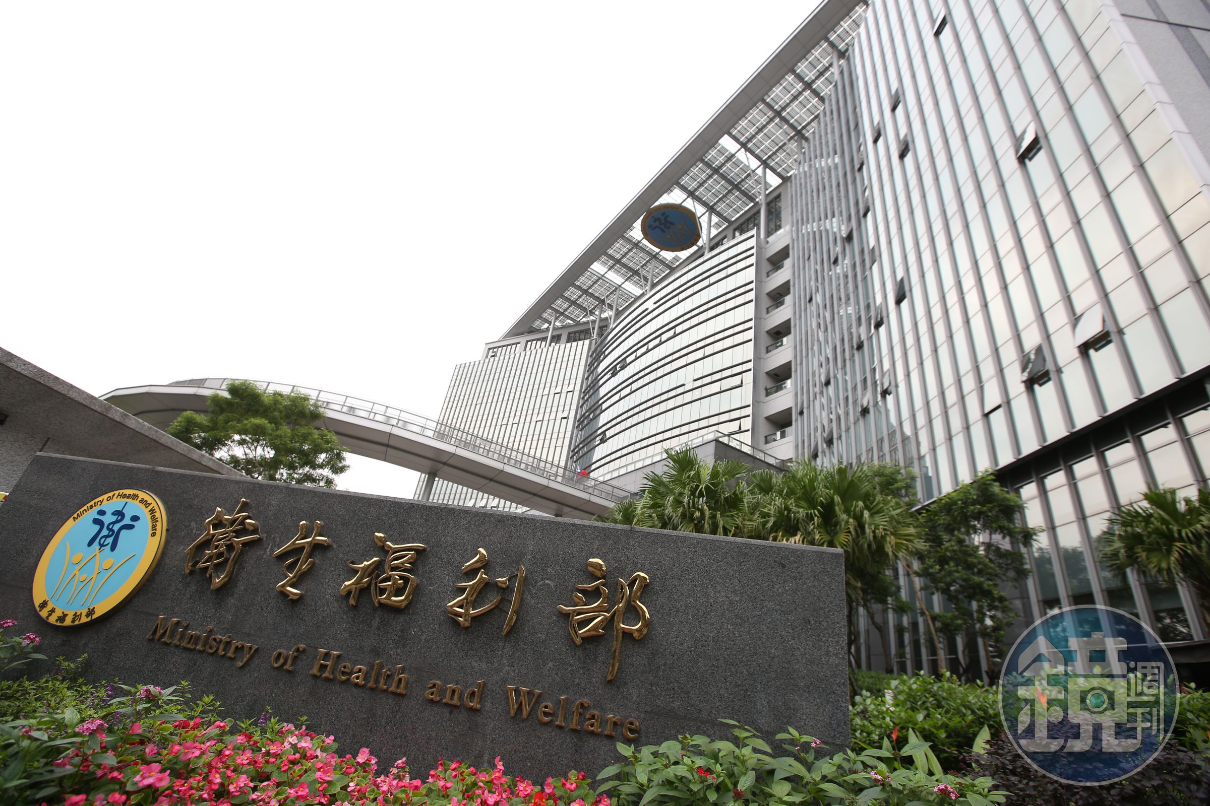 衛福部宣布，將自7月15日起陸續發放新冠肺炎確診死亡者每位10萬元慰問金。