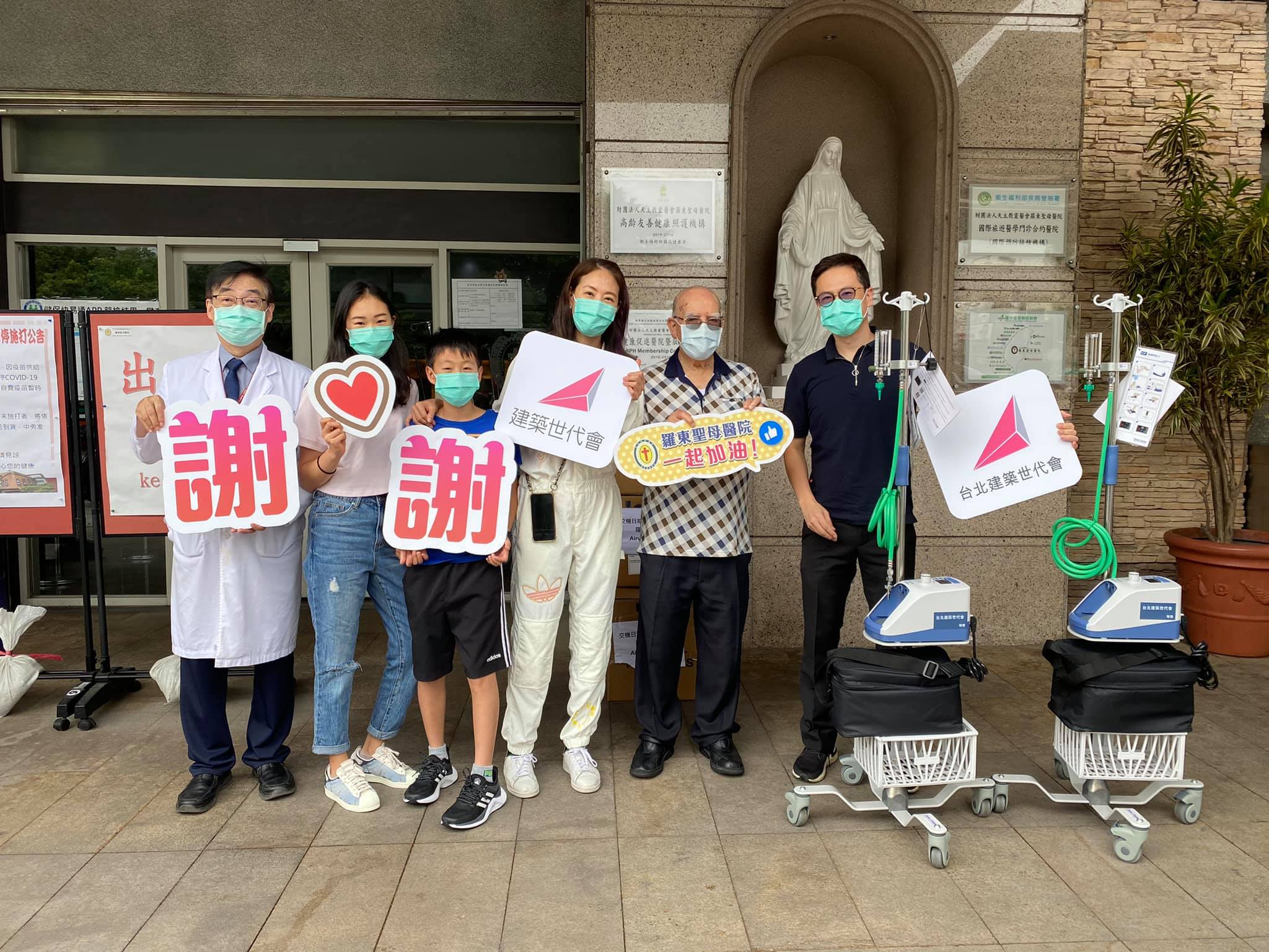 賈永婕一家五口一起送愛心。(翻攝賈永婕臉書)