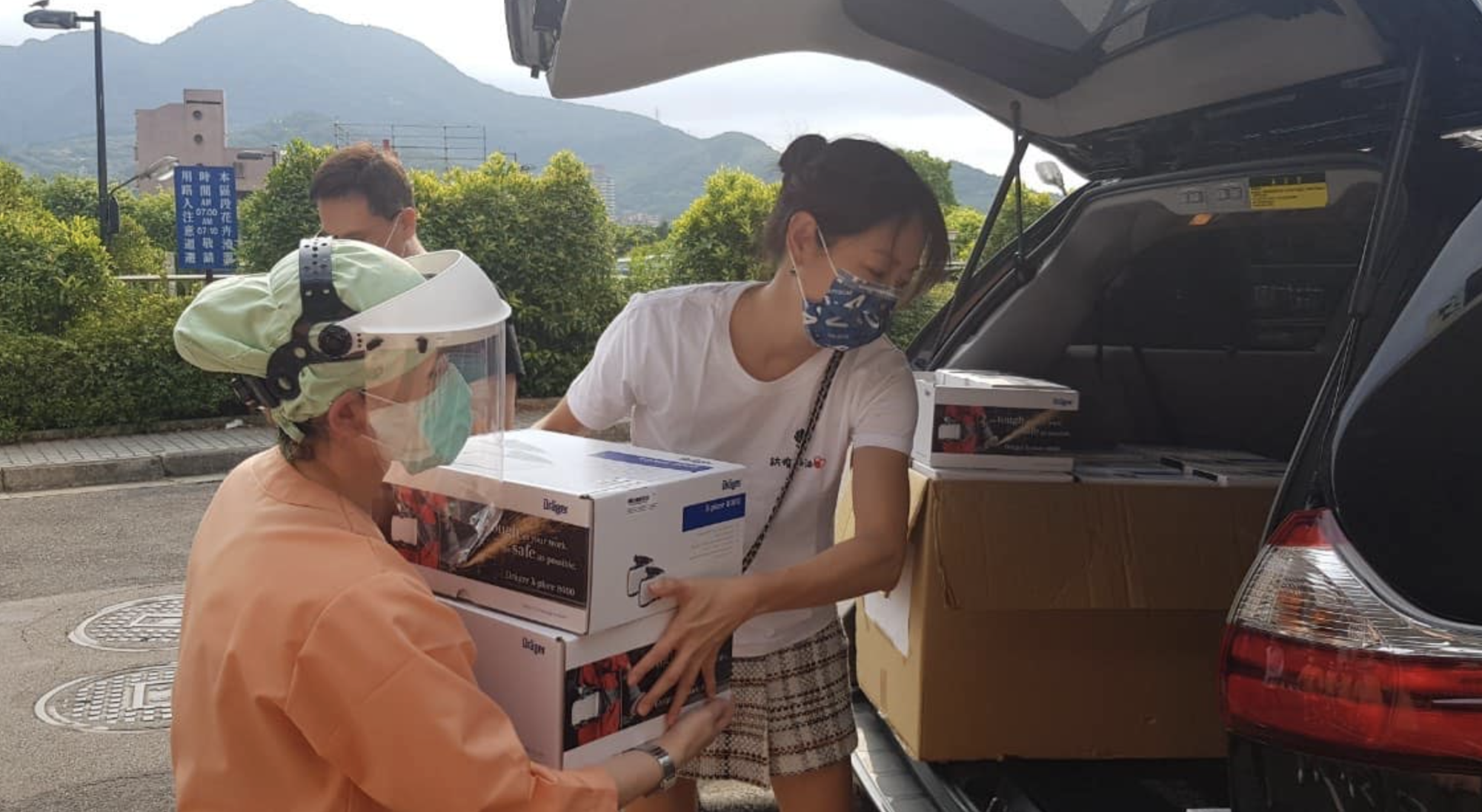 賈永婕跑遍全台醫院,親力親為配送醫療物資。(翻攝賈永婕臉書)