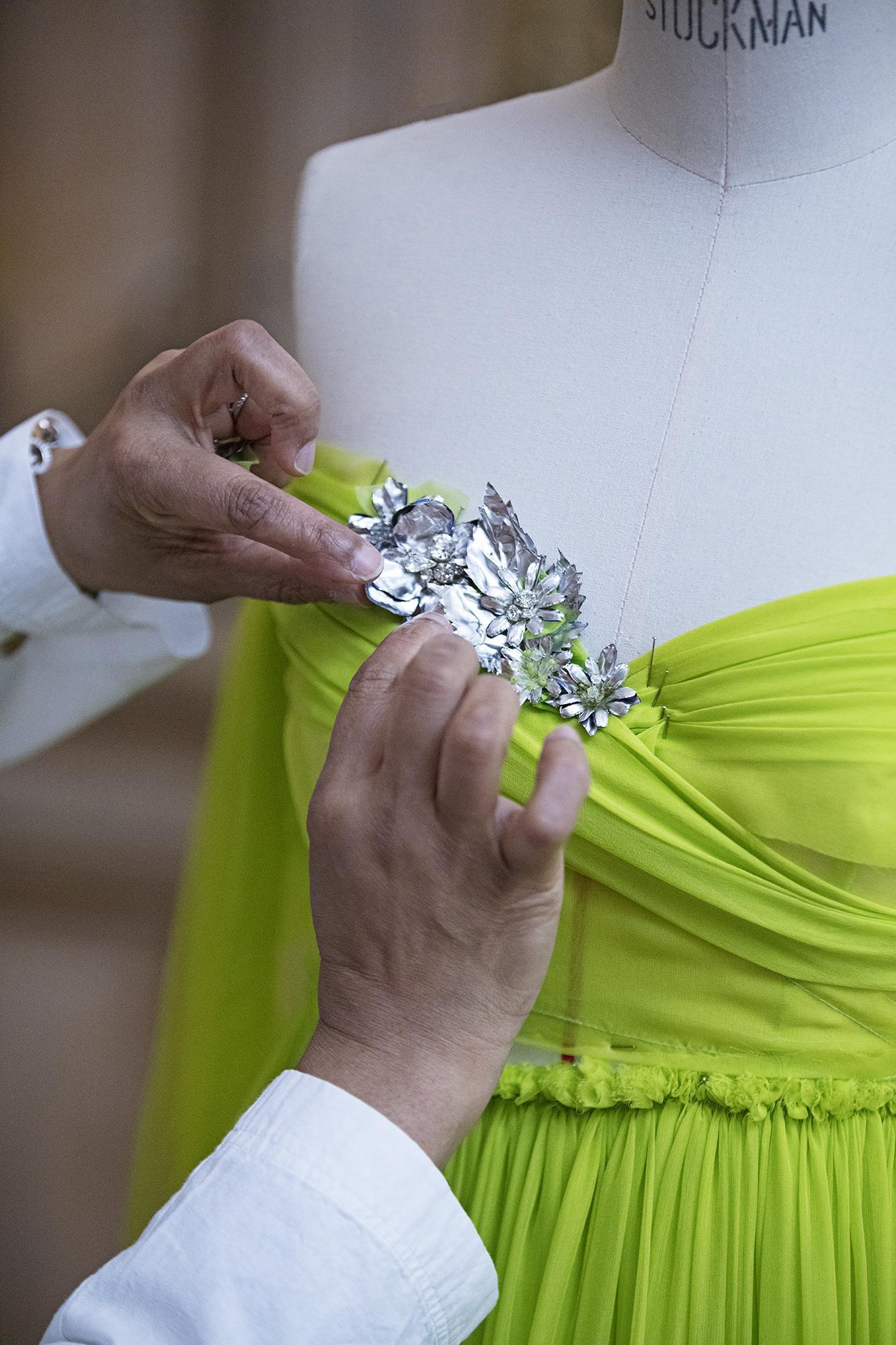 設計師Giambattista Valli在晚禮服上方襯以80％再生鋁手作花精緻點綴，使整體更添優雅氣息。（Nespresso提供）