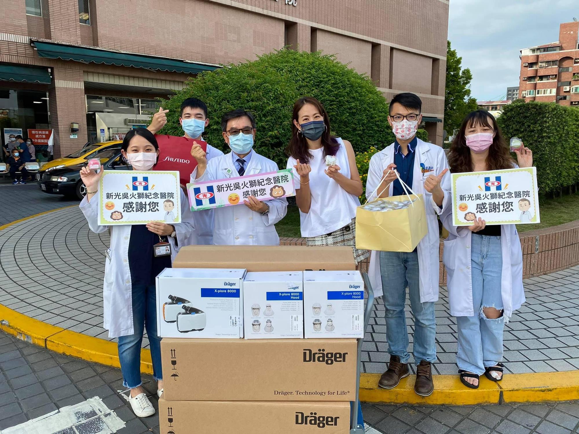賈永婕(中)昨到新光醫院,途中竟出車禍,幸好並無大礙。(翻攝賈永婕臉書)