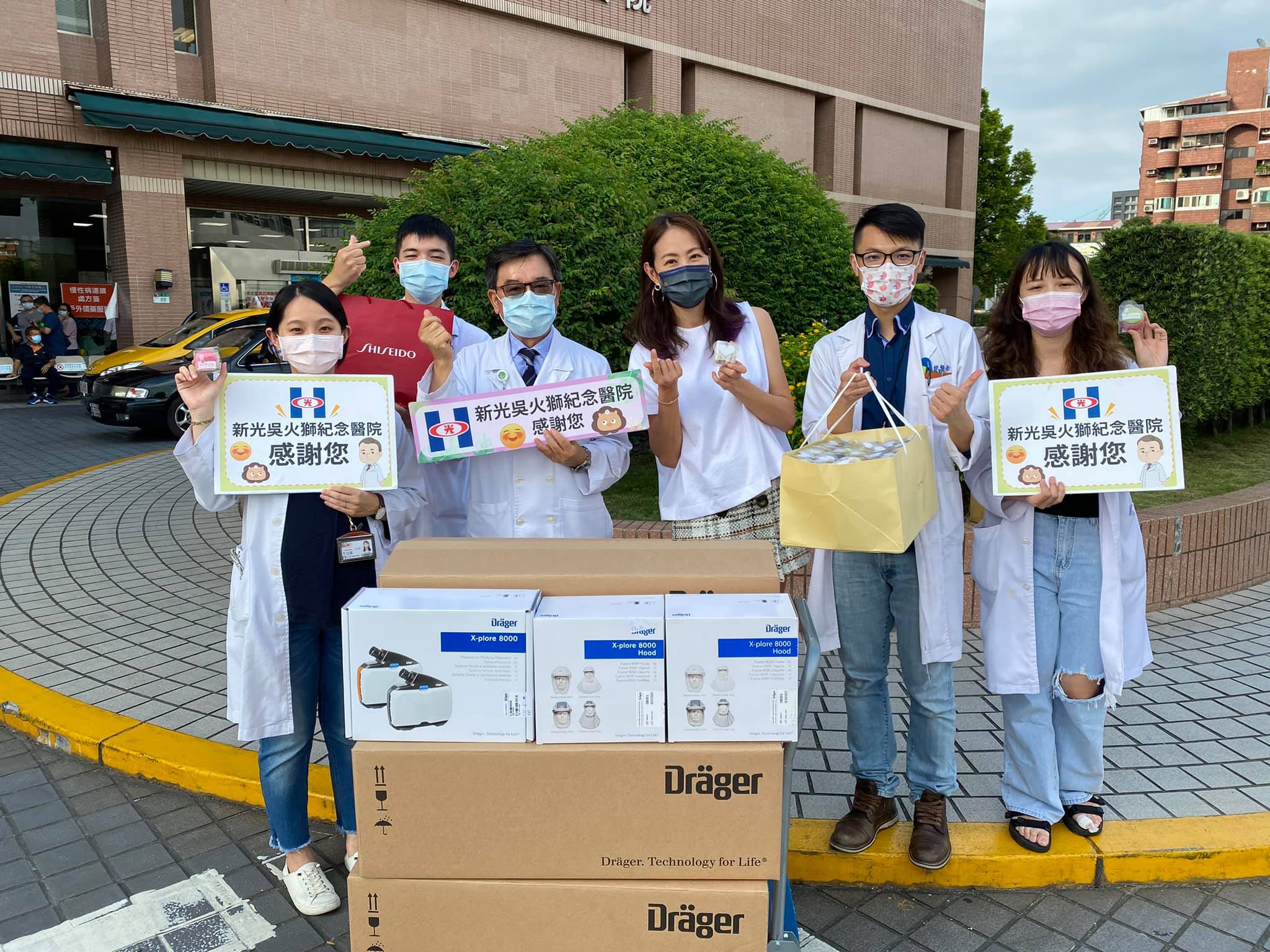 賈永婕（中）昨到新光醫院，途中竟出車禍，幸好並無大礙。（翻攝賈永婕臉書）