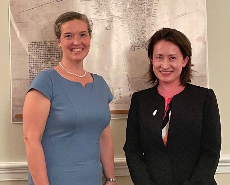 孫曉雅（左）與蕭美琴（右）在美會面，討論未來台美合作關係的發展。（翻攝自@TECRO_USA推特）