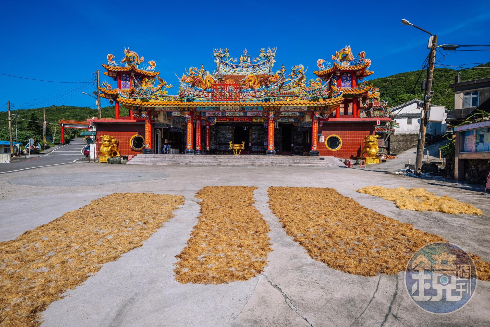 宮廟前面所曬的石花菜的景象則因為漁村海洋資源頗豐，適合九孔、龍蝦、石花菜及各類海洋生物的生長。