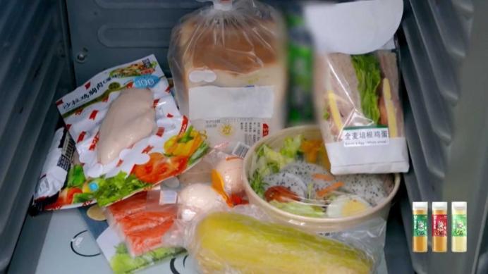 冰箱內塞滿健身餐，讓在場眾人感覺沒有食欲。（翻攝自節目《拜託了冰箱》）
