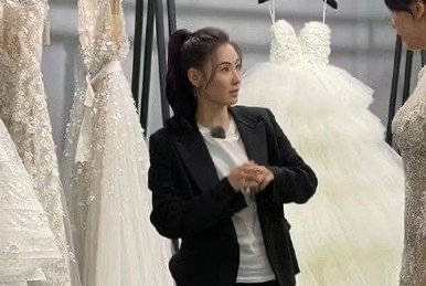 張栢芝日前參加參加真人秀節目《讓生活好看2》當婚紗店員工，突然被新娘問及當年結婚緊不緊張時，張栢芝大方表示自己來不及緊張。（翻攝自娛樂圈新聞速遞微博）