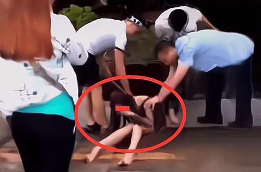 中國大陸女子喝醉跌入糞坑，4名男子合力救援。（翻攝自微博）