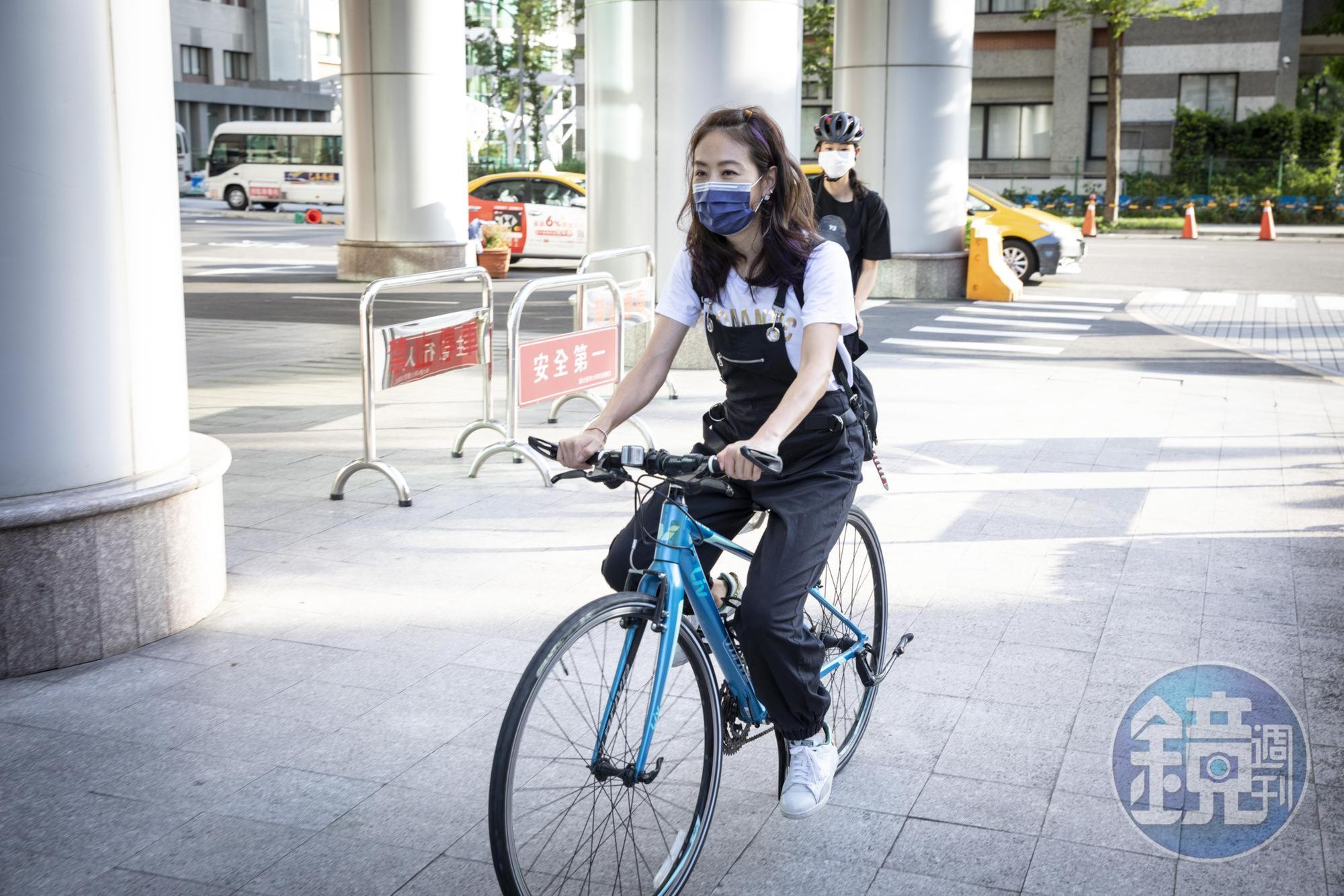 賈永婕有時也會騎腳踏車去醫院送暖。（本刊資料照）