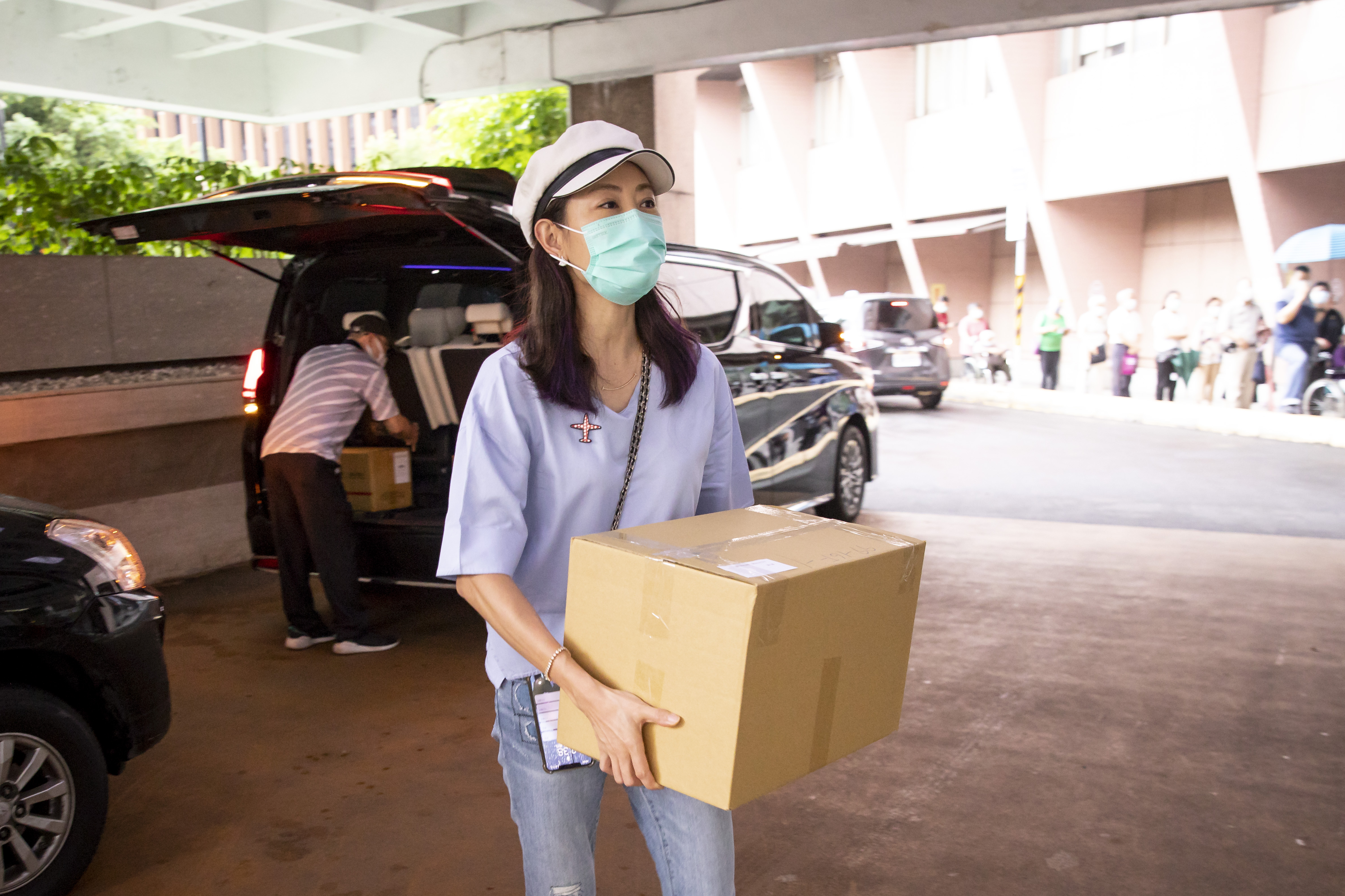 賈永婕（中）連日到醫院配送物資，從「三鐵辣媽」晉升「抗疫女神」。（本刊資料照）