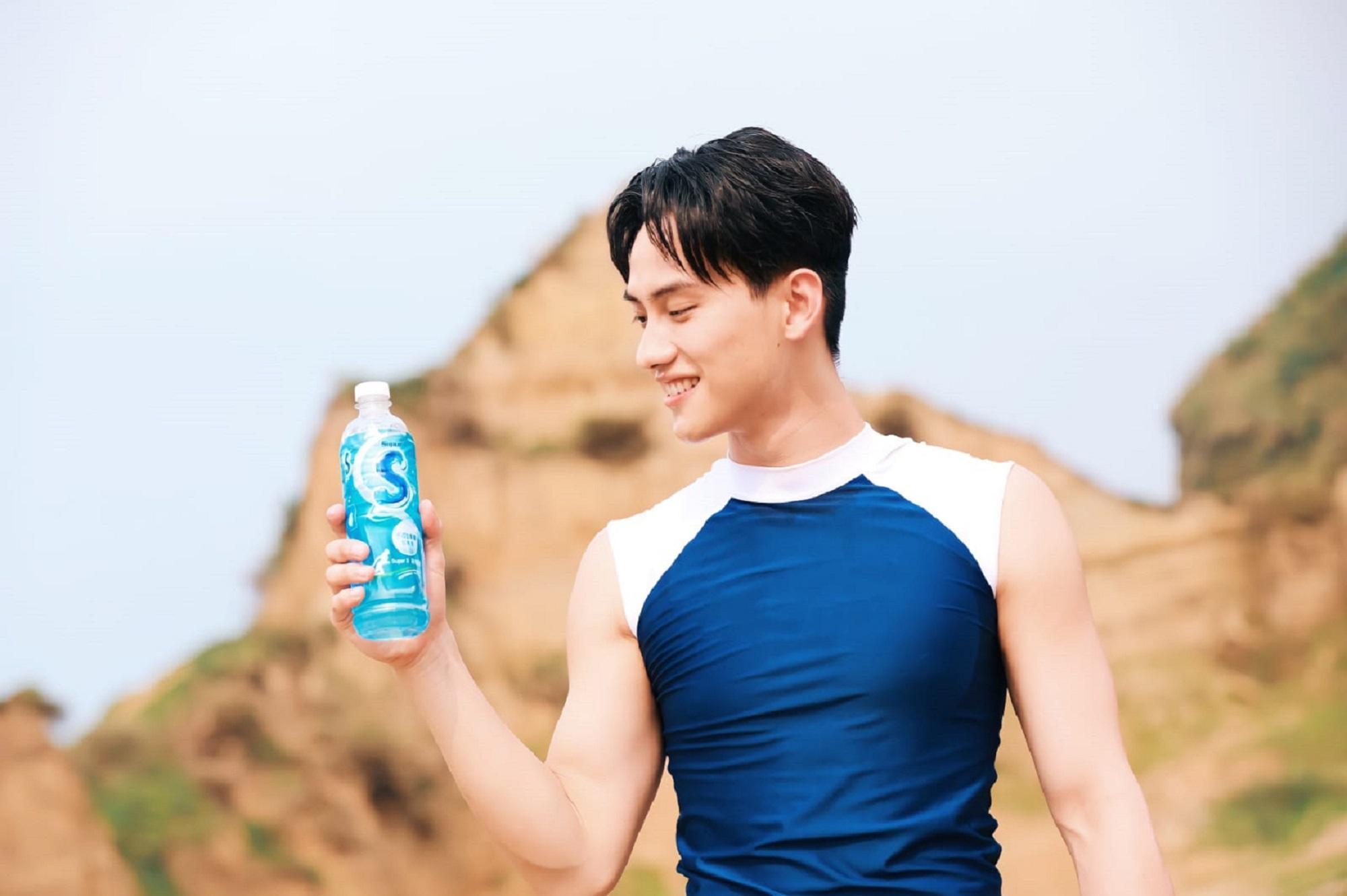 范少勳首度擔任運動飲料代言人,不管是室內衝浪或是沙地跳躍都難不到他。(舒跑Super S提供)