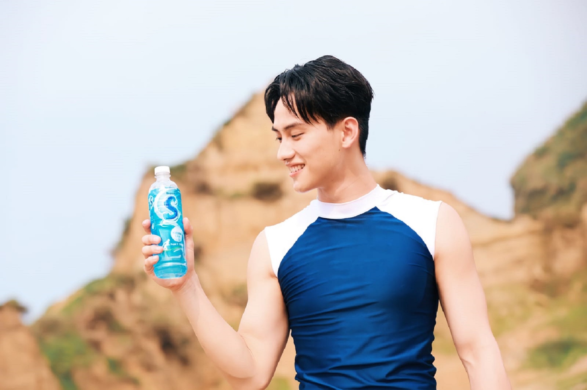 范少勳首度擔任運動飲料代言人，不管是室內衝浪或是沙地跳躍都難不到他。（舒跑Super S提供） 