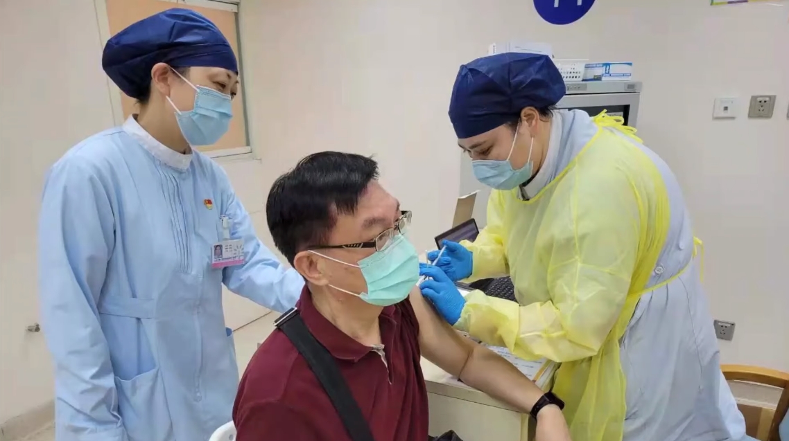 台大教授苑舉正飛往上海施打中國疫苗。（翻攝自苑舉正YouTube）