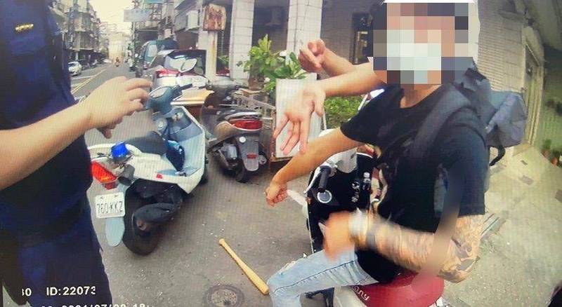 警方趕抵現場，一群人鳥獸散，現場只逮捕3名青少年。（翻攝畫面）