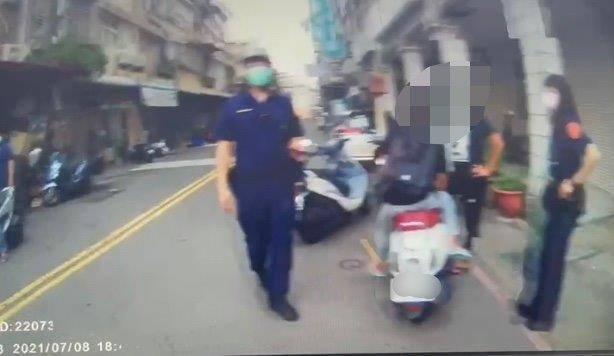 警方在談判現場抓到3名參加談判鬥毆的少年，陸續傳喚8人。（翻攝畫面）