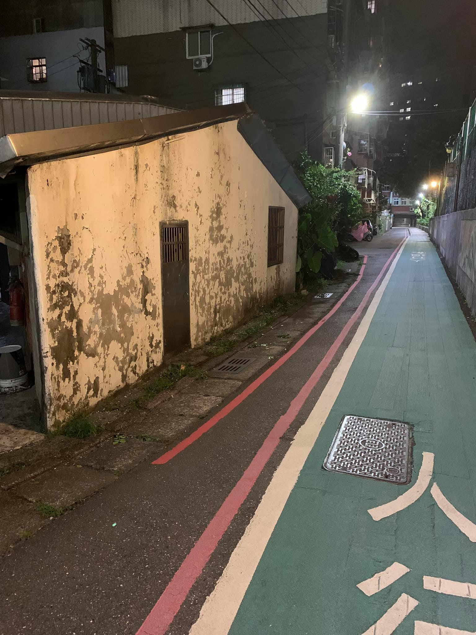 新北汐止喜鵲巷劃上人行區、紅線後,讓網友笑稱「是要考直線7秒?」(翻攝自路上觀察學院臉書)