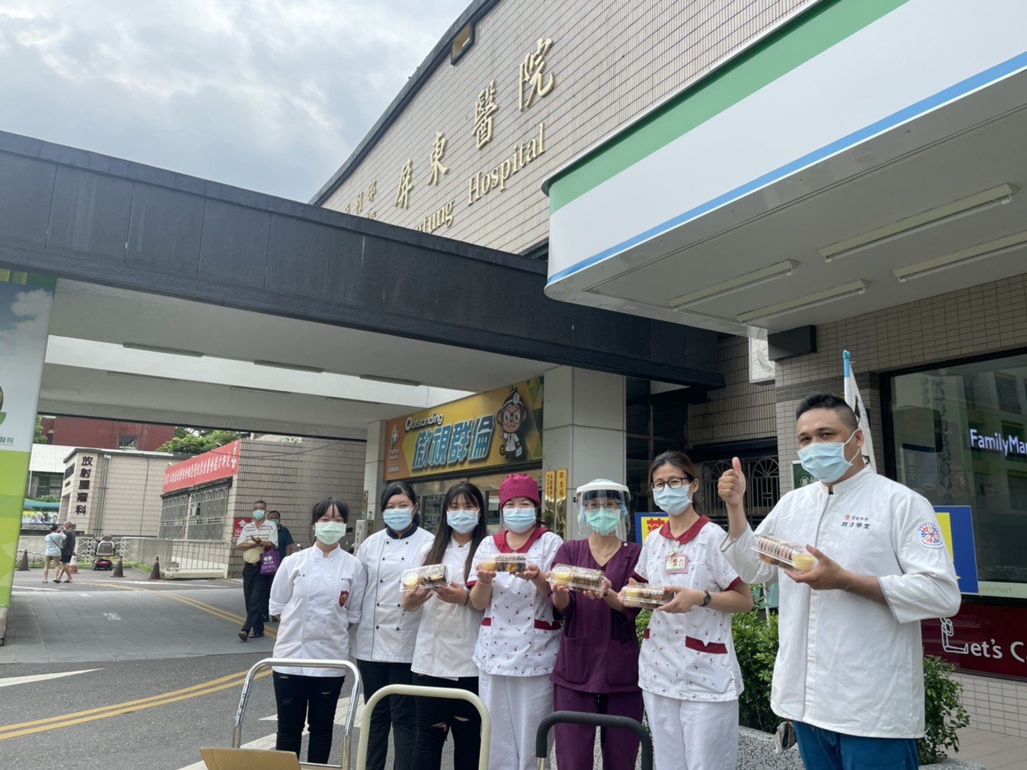 躍愛協會林金展理事長親率將才學堂烘焙班學員，親送點心至屏東醫院。（屏東躍愛協會提供）