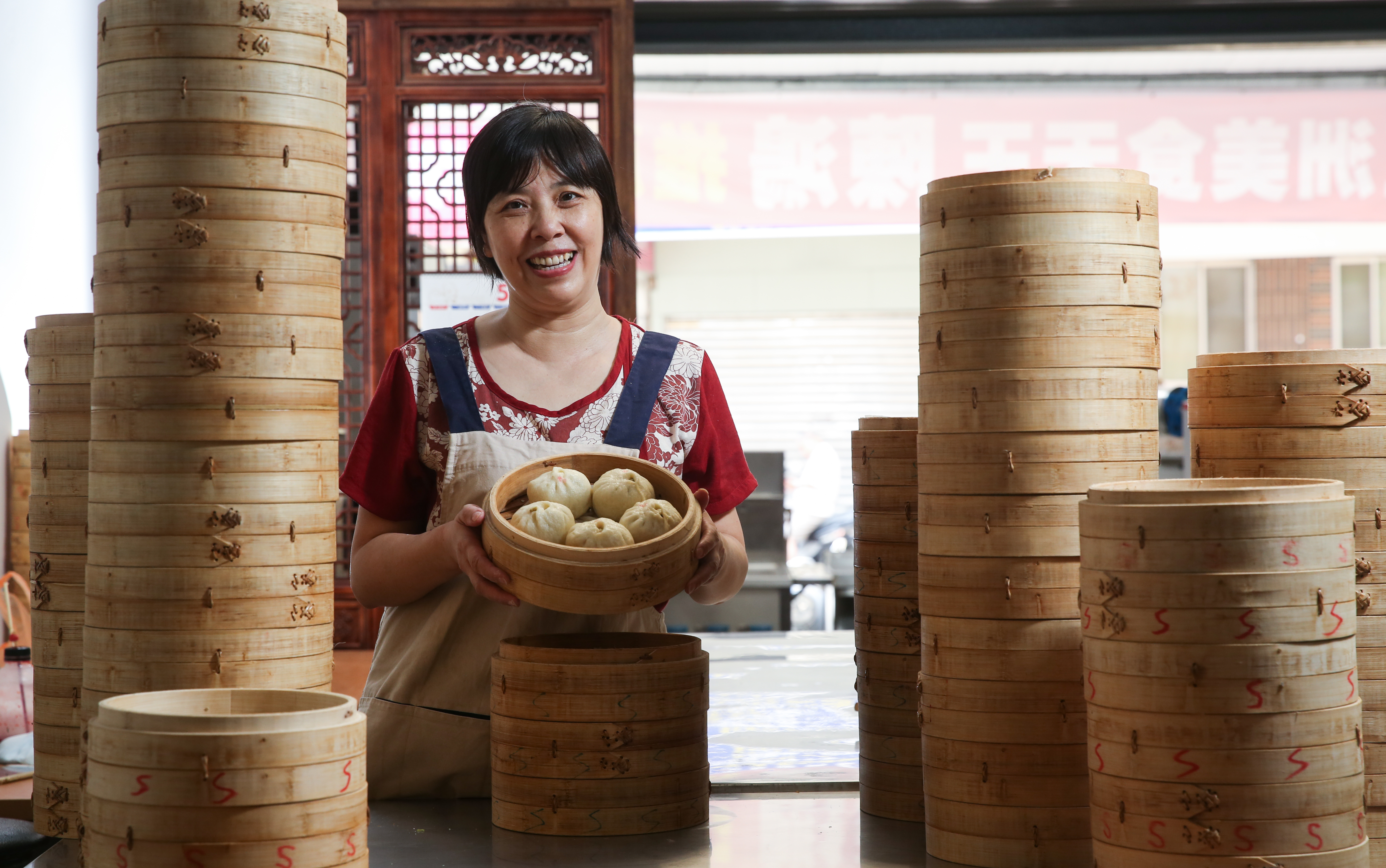 王紅林原是廣東一所中學國文老師，17年前來台，丈夫中年失業後，她賣老麵包子撐家計。（疫情爆發前拍攝）