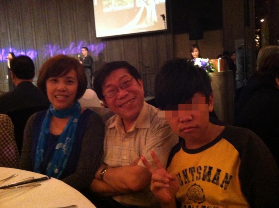 王紅林（左）和先生游志賢（中）相差13歲，2人是相親結婚，婚後育有獨子。（王紅林提供）