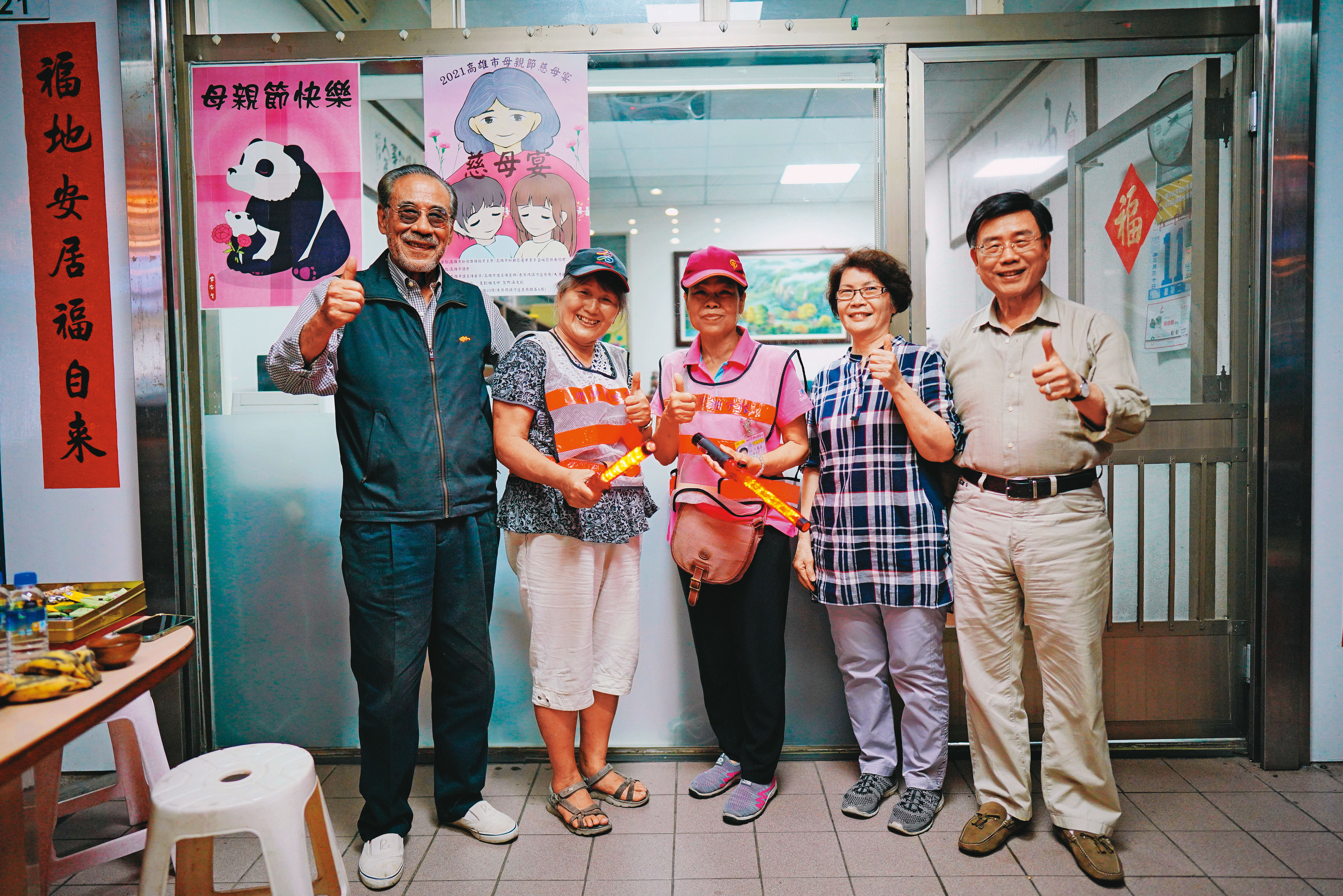 田文仲（左）力挺相識逾50年的里長好友吳文欽（右），特別加入社區巡守隊。