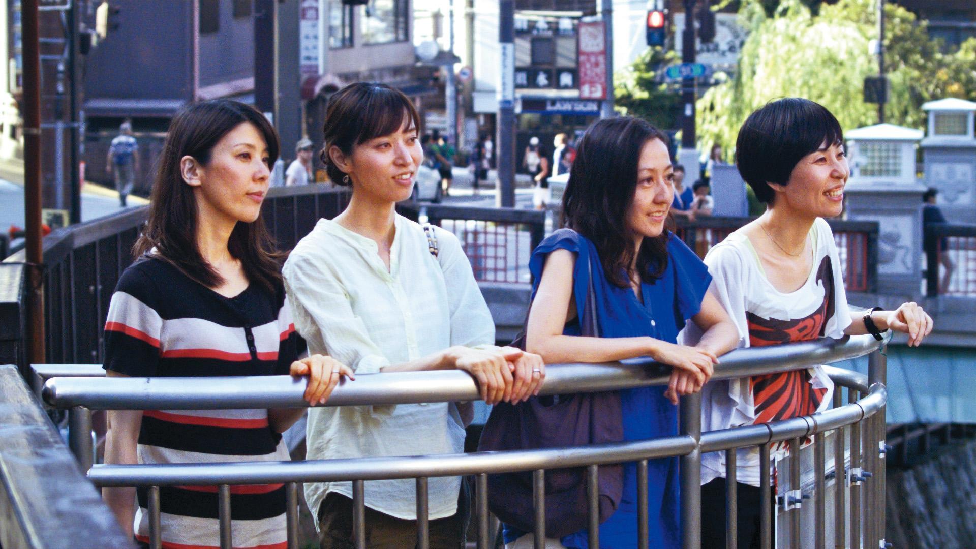4位素人演員演出30多歲的都會女子面對職場、婚姻、夢想等人生難題,至交之間親暱卻到處有地雷。(東昊提供)
