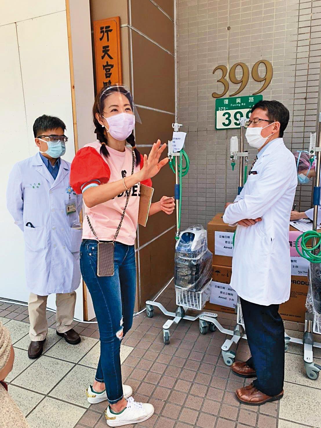 賈永婕每天跑醫院配送醫療物資。（翻攝自賈永婕的跑跳人生臉書）