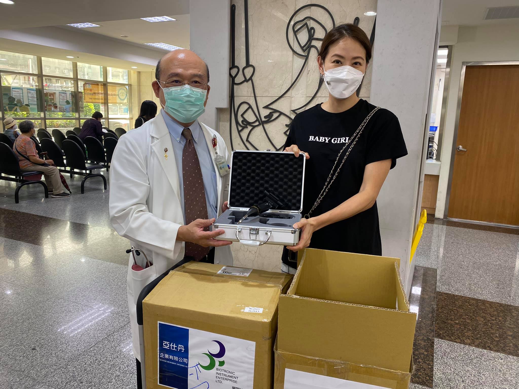 賈永婕（右）為台灣防疫盡己所能，親自配送醫療器材至各醫院。（翻攝賈永婕臉書）