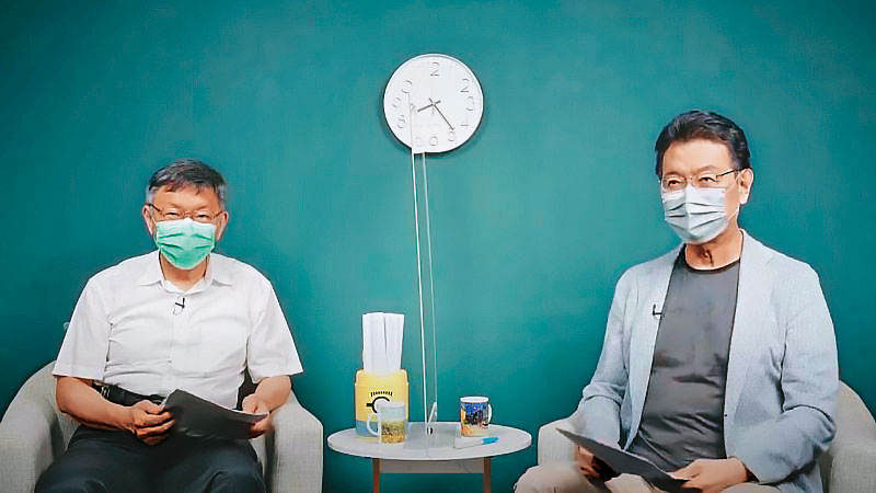 台北市長柯文哲（左）7日接受前中廣董事趙少康（右）專訪，直言遭到中央「設局」，引發北市與中央隔空交鋒。（台北市政府提供）