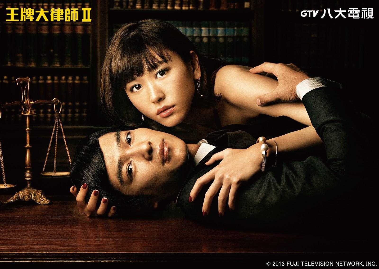 堺雅人(左)、新垣結衣主演的《王牌大律師》系列日劇播出後大獲好評,成為兩人演員生涯的重要代表作。(八大戲劇台提供)