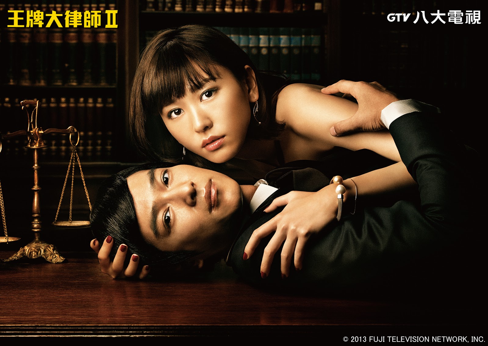 堺雅人（左）、新垣結衣主演的《王牌大律師》系列日劇播出後大獲好評，成為兩人演員生涯的重要代表作。（八大戲劇台提供）