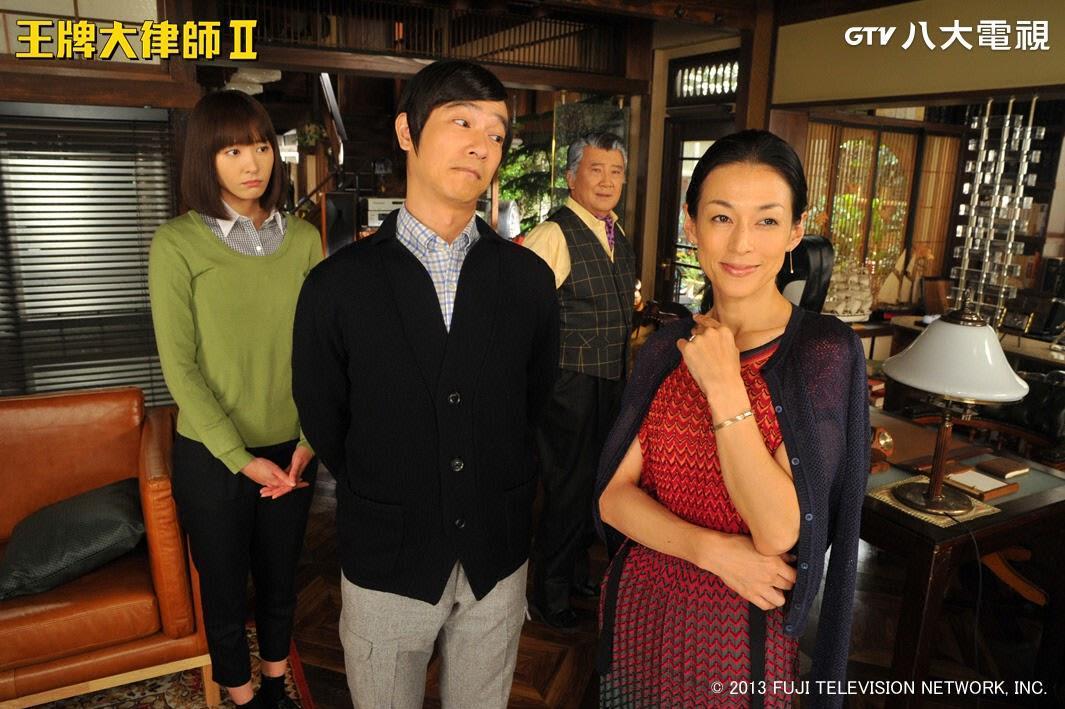 鈴木保奈美(右)飾演一名主張一夫多妻制的職場女性,她透露超開心能和堺雅人(左二)合作。(八大戲劇台提供)