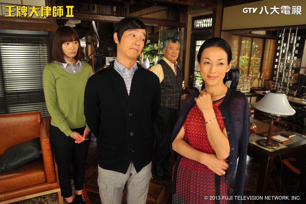 鈴木保奈美（右）飾演一名主張一夫多妻制的職場女性，她透露超開心能和堺雅人（左二）合作。（八大戲劇台提供）