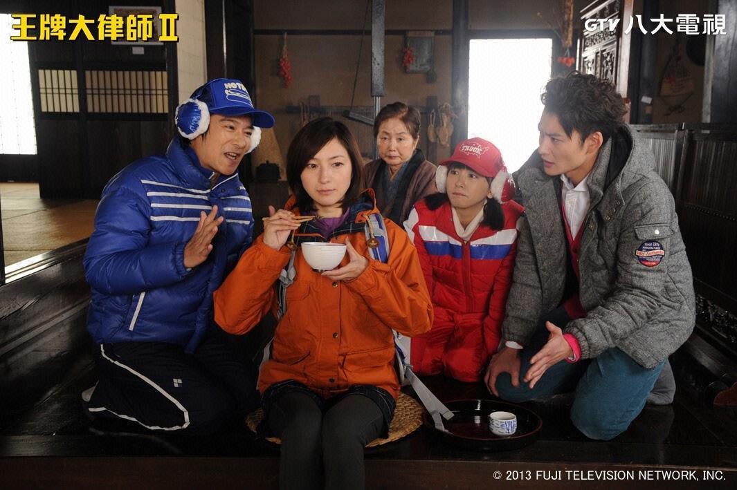 廣末涼子(左二)雖飾演一名冷酷的法官,但堺雅人(左一)的浮誇演技讓她拍攝時多次忍不住笑場。(八大戲劇台提供)